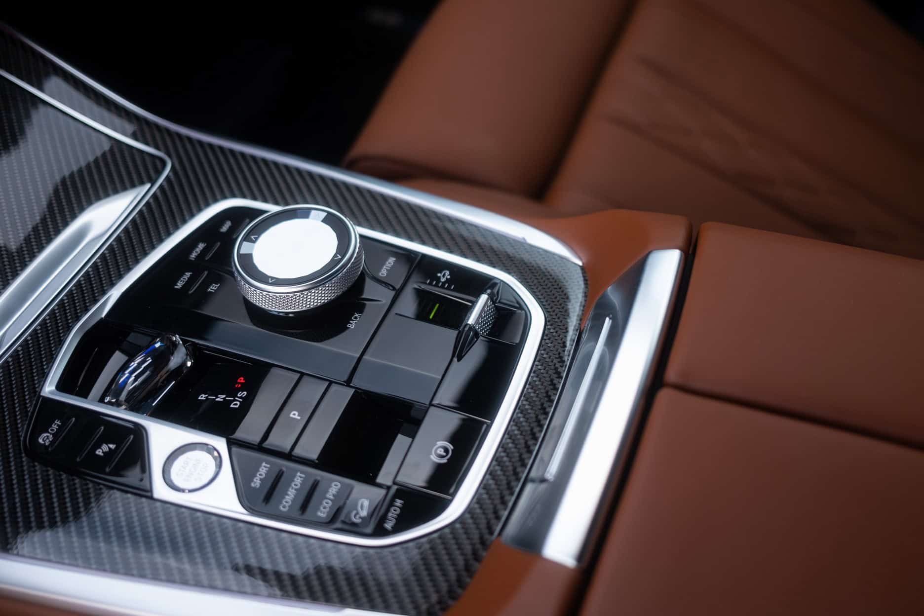 Логотип BMW на X5