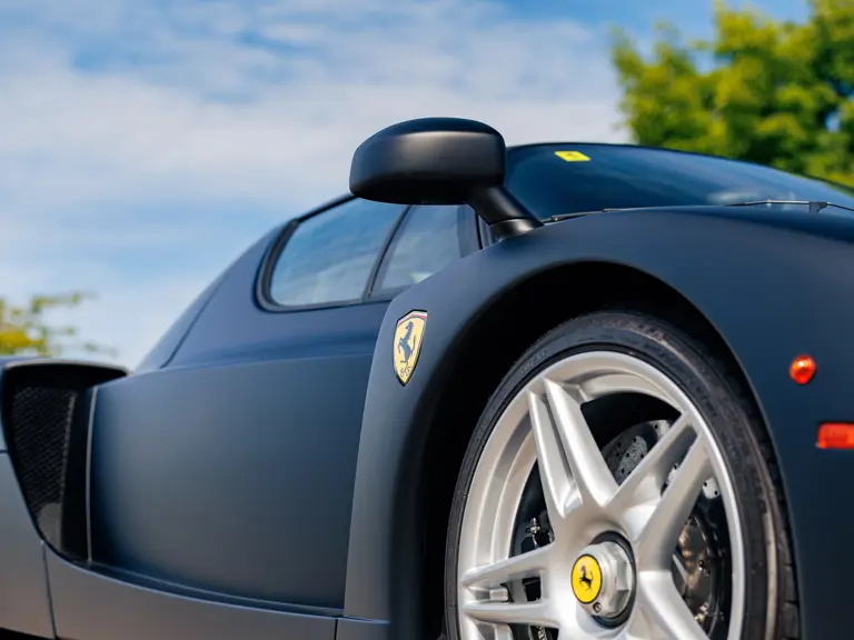 Ferrari Enzo матовий вид на приладову панель