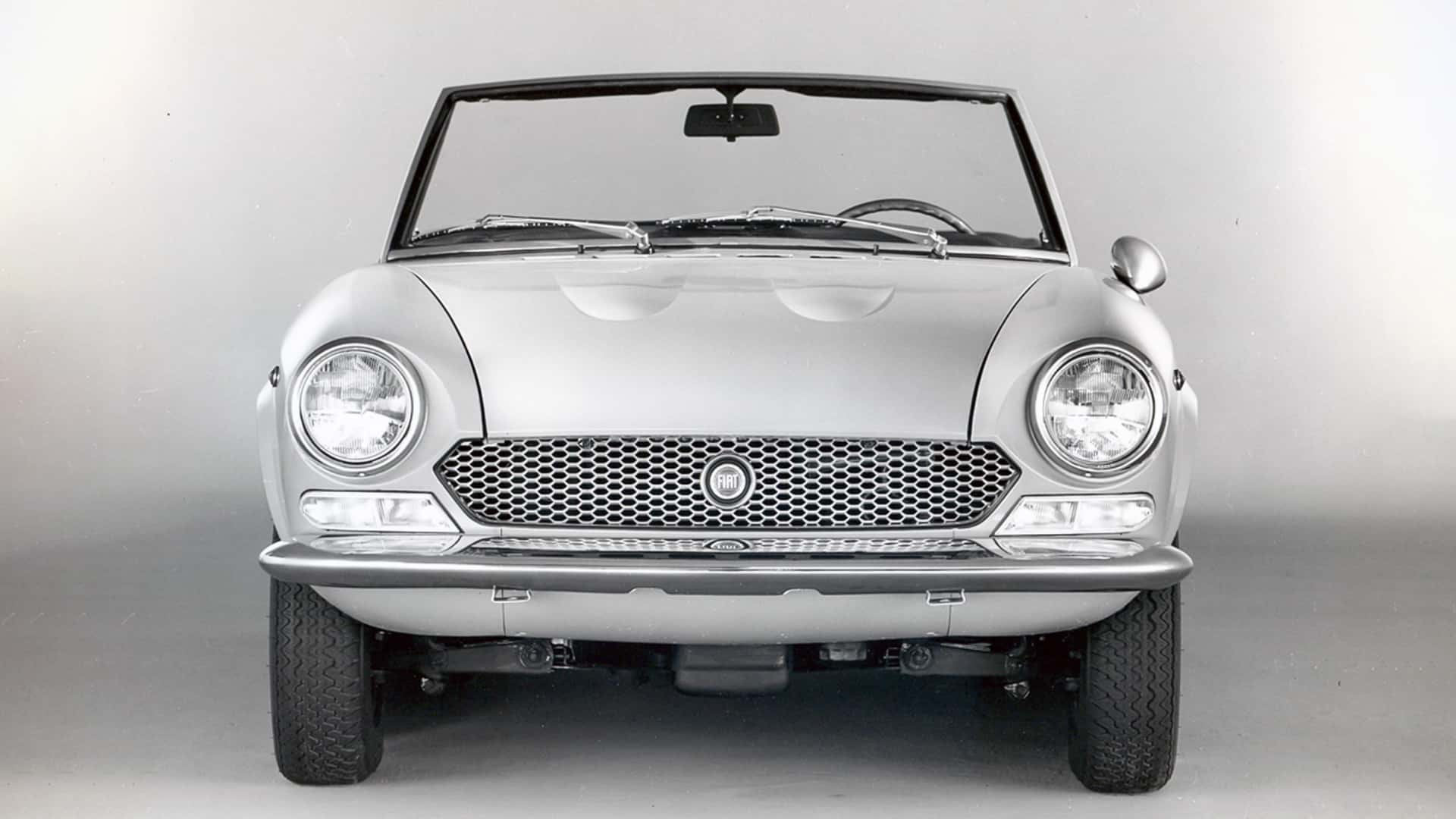 Оновлений Fiat 124 Spider - вигляд ззаду