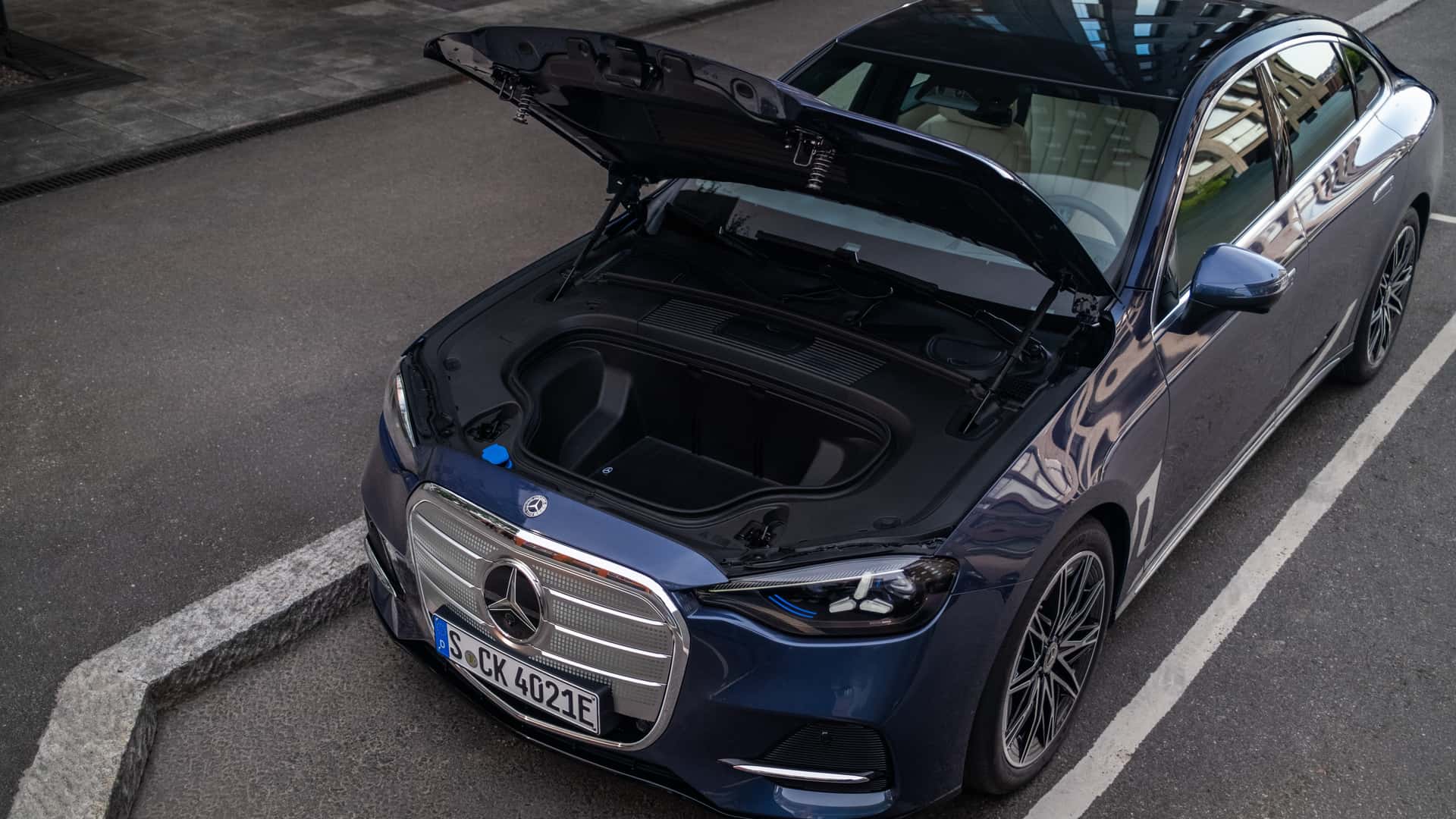 Ліфтбек Mercedes-Benz C-Class з бокового ракурсу