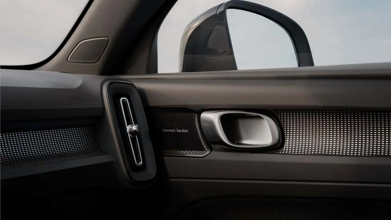 Обновленный салон Volvo EX40