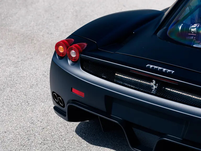 Ferrari Enzo матовий загальний вид збоку
