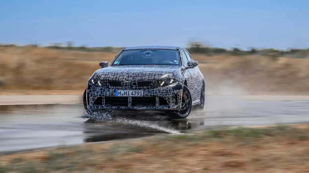 Камуфльований седан BMW M350 xDrive під час динамічних випробувань 8