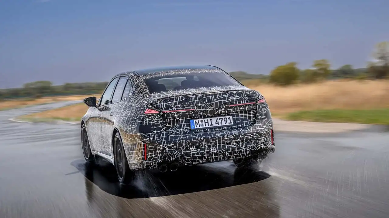 Камуфльований седан BMW M350 xDrive під час динамічних випробувань 10