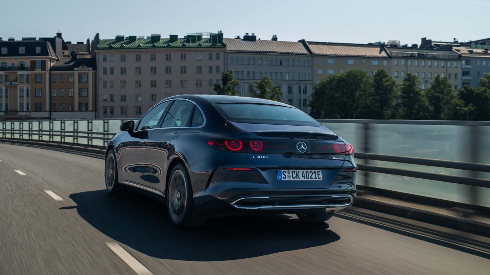 Бічний вигляд електричного Mercedes-Benz C-Class