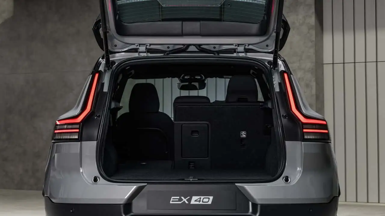 Volvo EX40 с новым сенсорным экраном