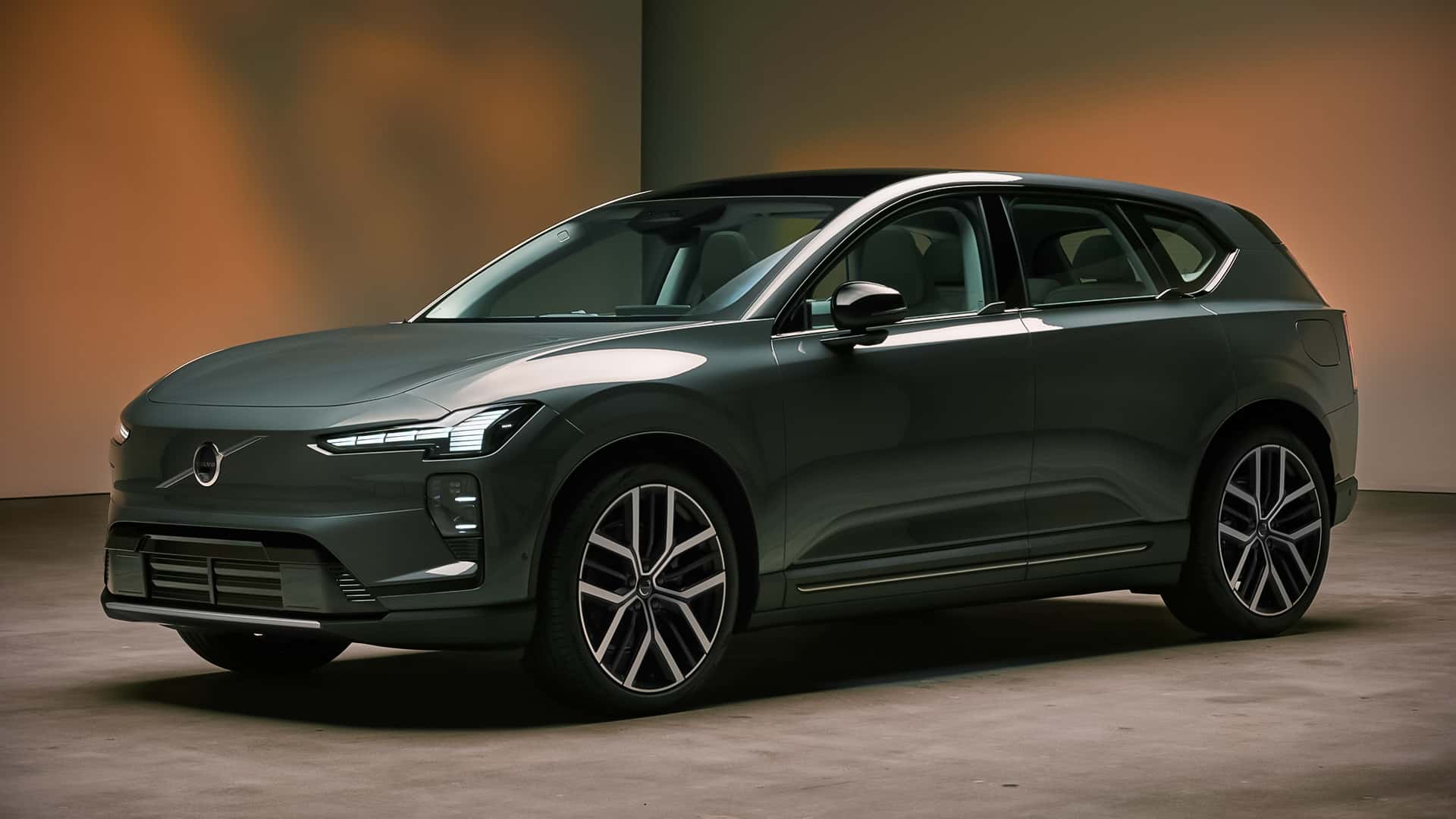 Crossover Volvo EX60 side view