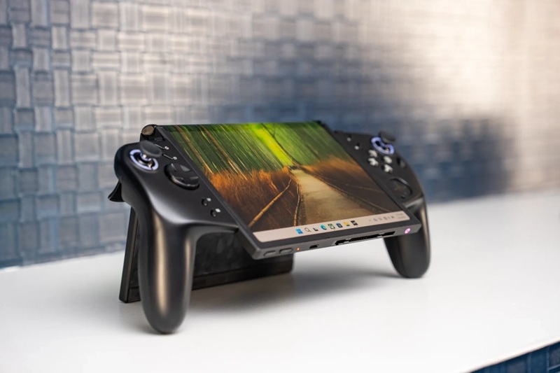 Lenovo Legion Go Fold display