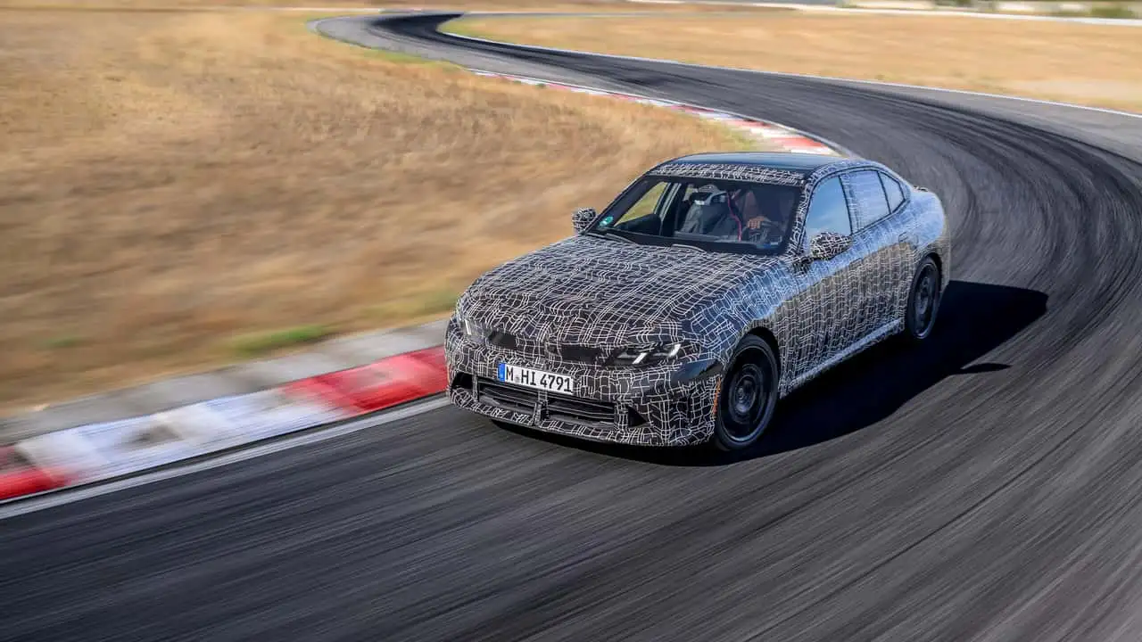 Камуфльований седан BMW M350 xDrive під час динамічних випробувань 1