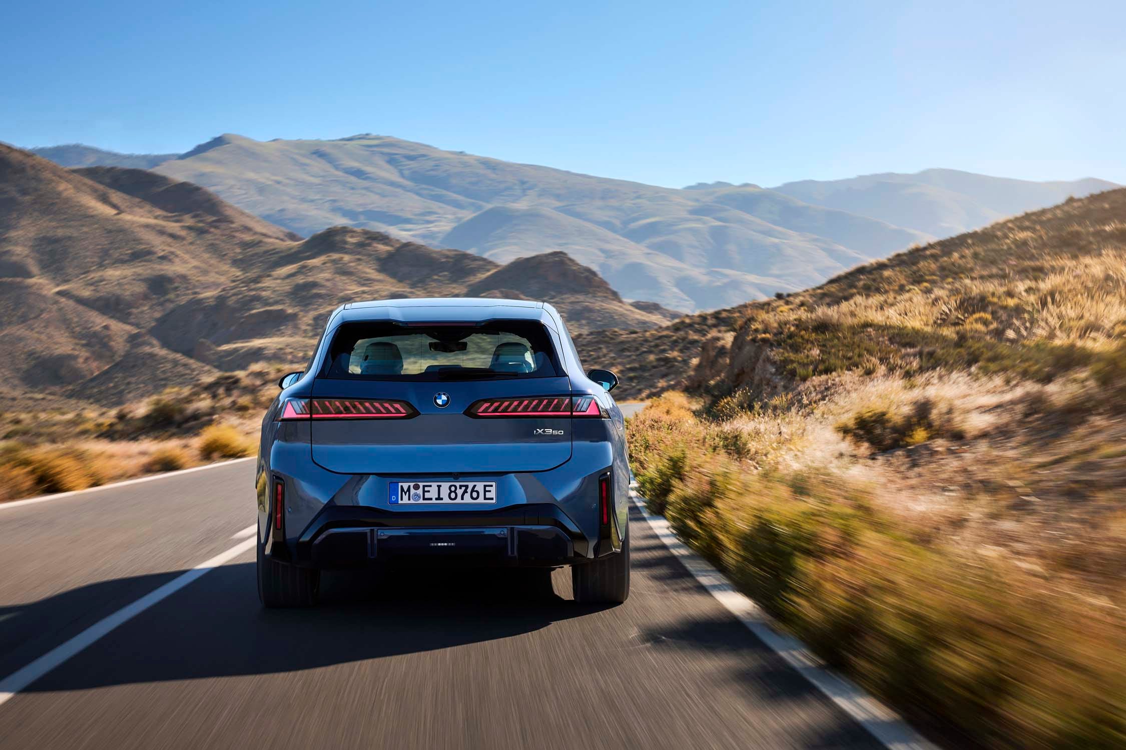 BMW iX3 Long-Wheelbase во время движения