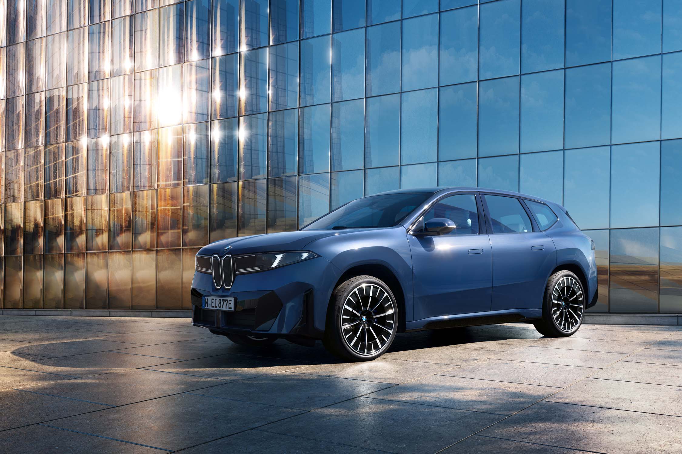 Задний вид BMW iX3 Long-Wheelbase