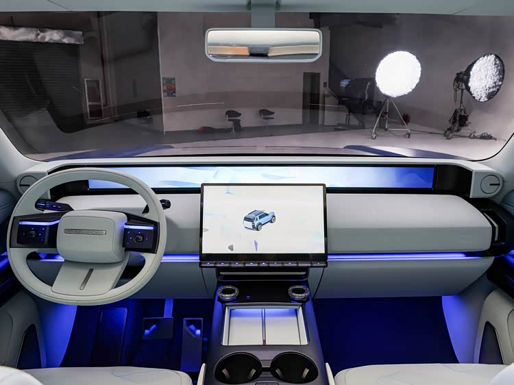 Freelander 8 panoramic display