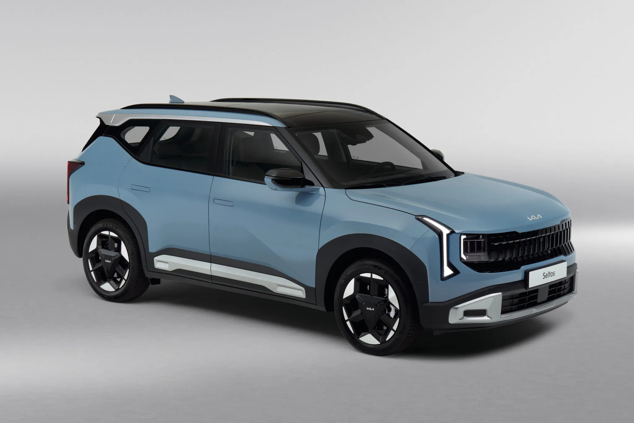 Боковий вигляд Kia Seltos на фоні гори