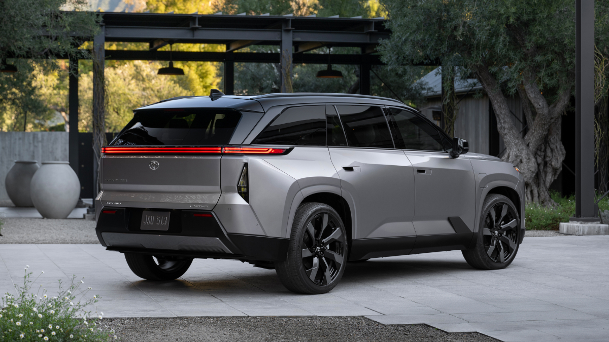 Electric Toyota Highlander 2027 view 2