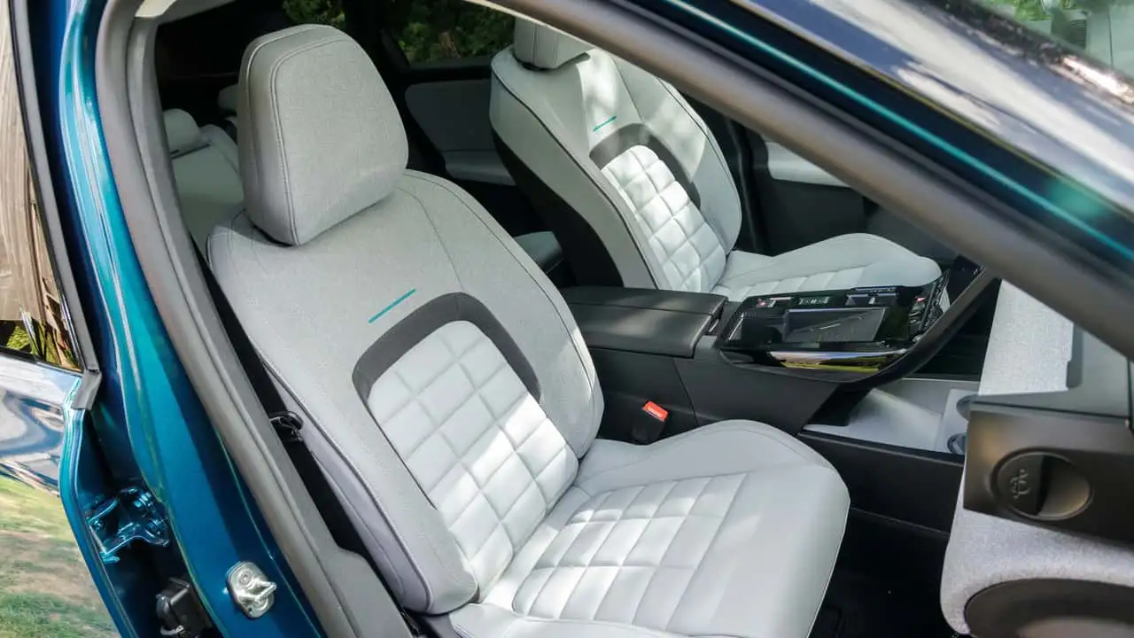 Панорамний вигляд салону Citroen C5 Aircross Emeraude