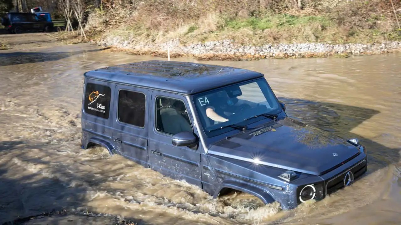 Другий перегляд позашляховика Mercedes-Benz