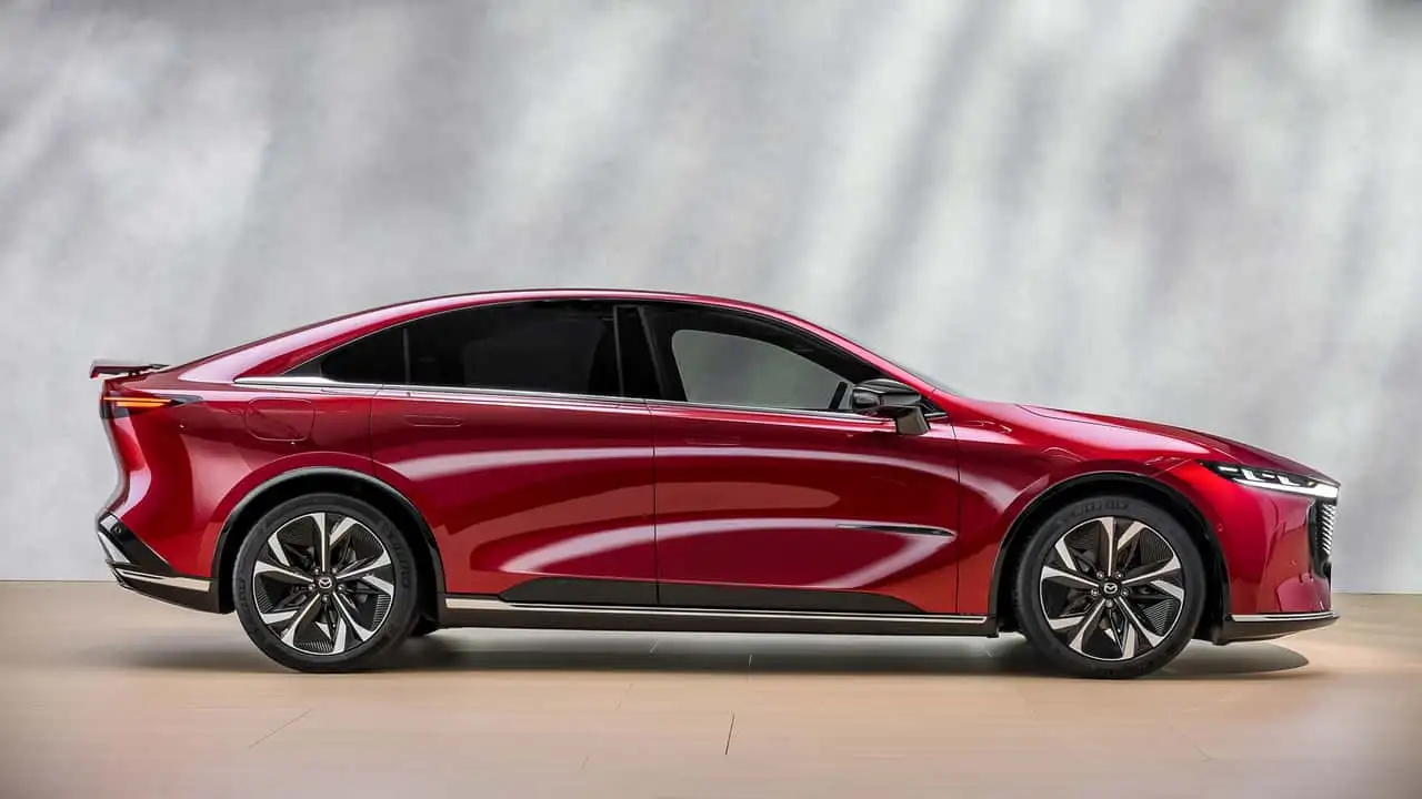 Mazda 6e на стоянці