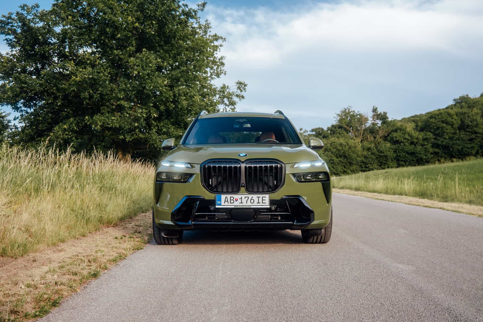 BMW X5 на дороге