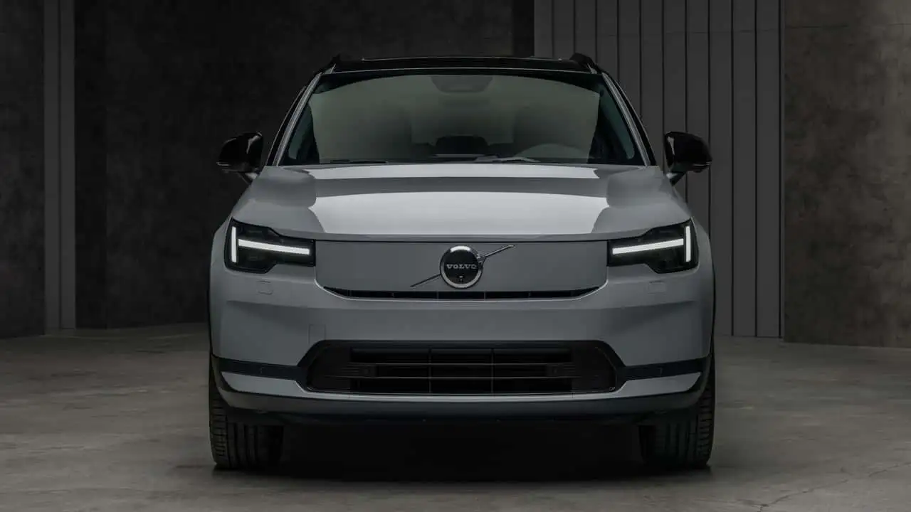 Новый дизайн передней части Volvo EX40
