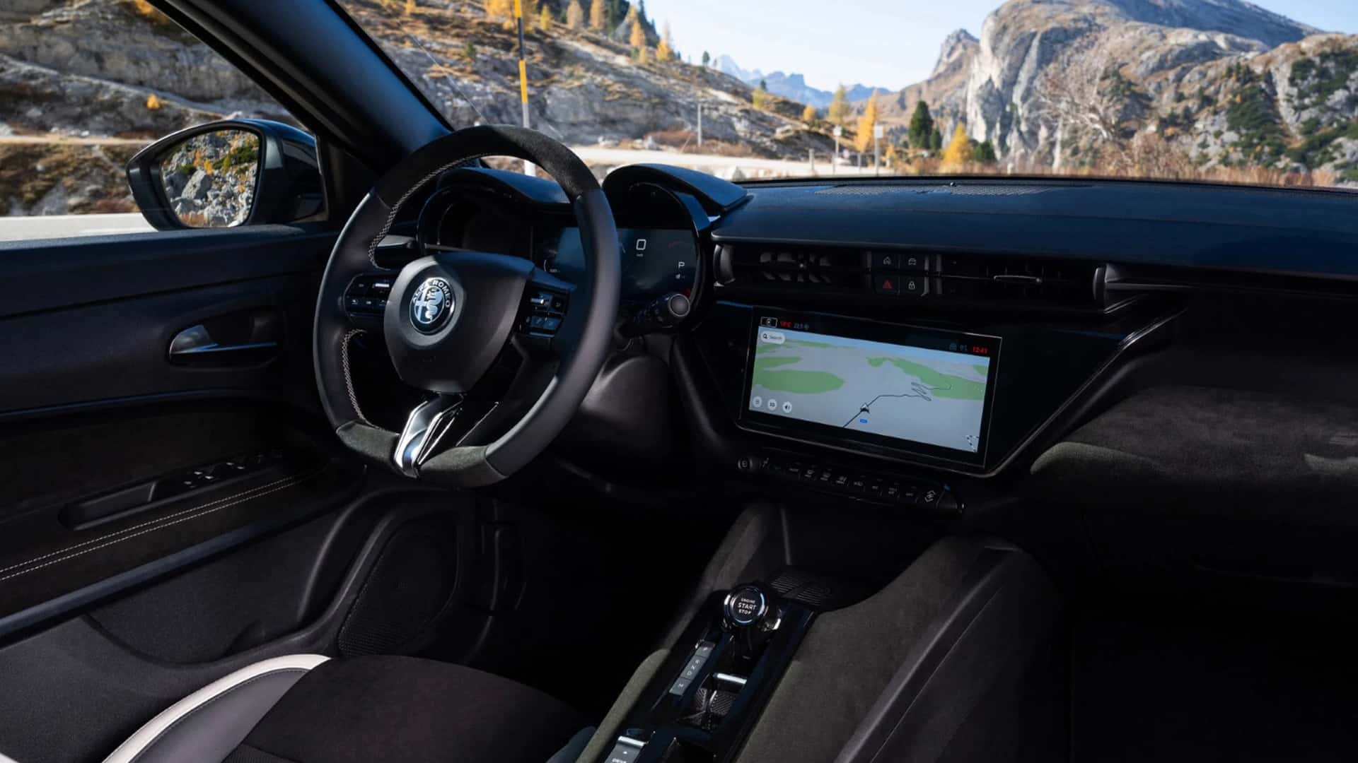 Фото інтер'єру Junior Ibrida Sport Speciale з оздобленням Алькантарою