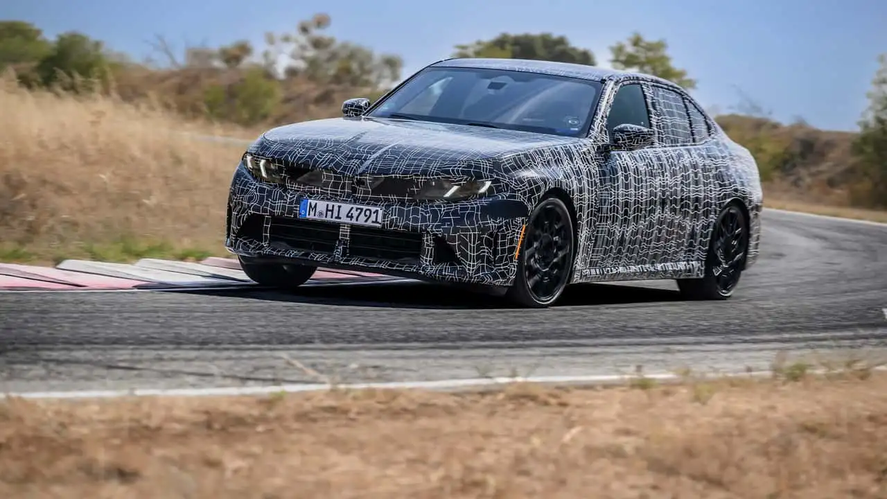Камуфльований седан BMW M350 xDrive під час динамічних випробувань 12