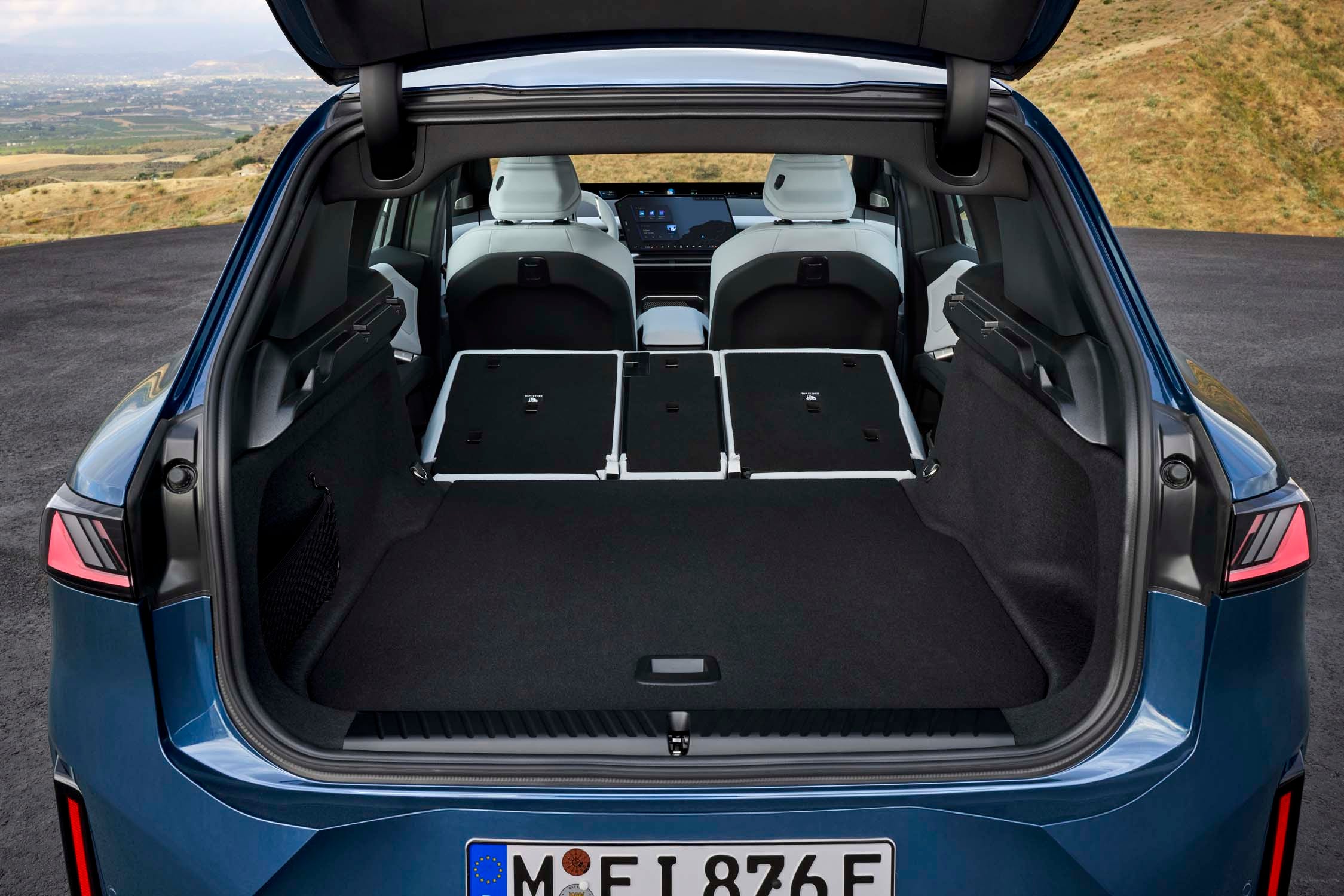 Широкий дисплей BMW iX3