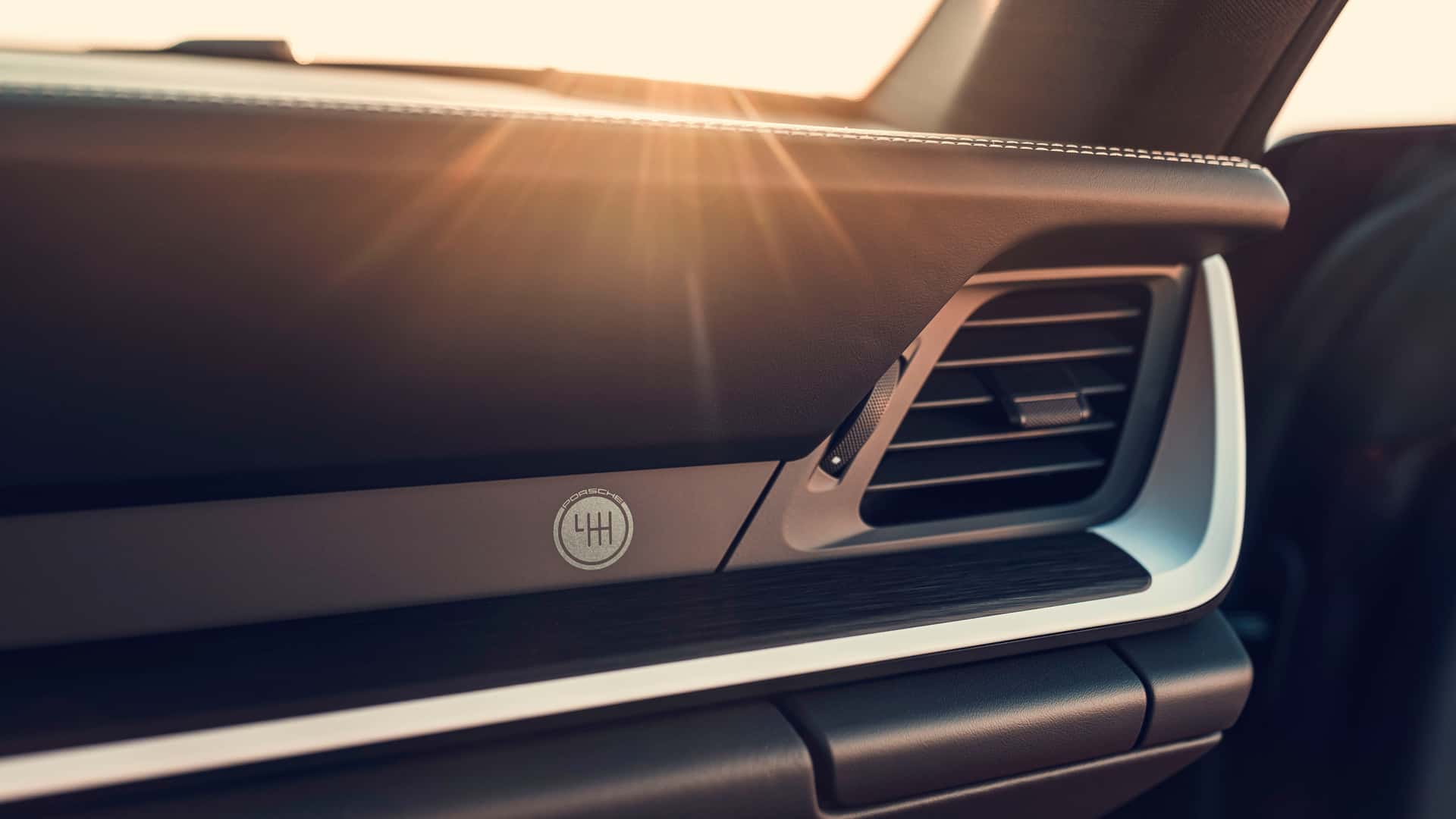 Фото освітлення під дверима Porsche 911 Carrera S