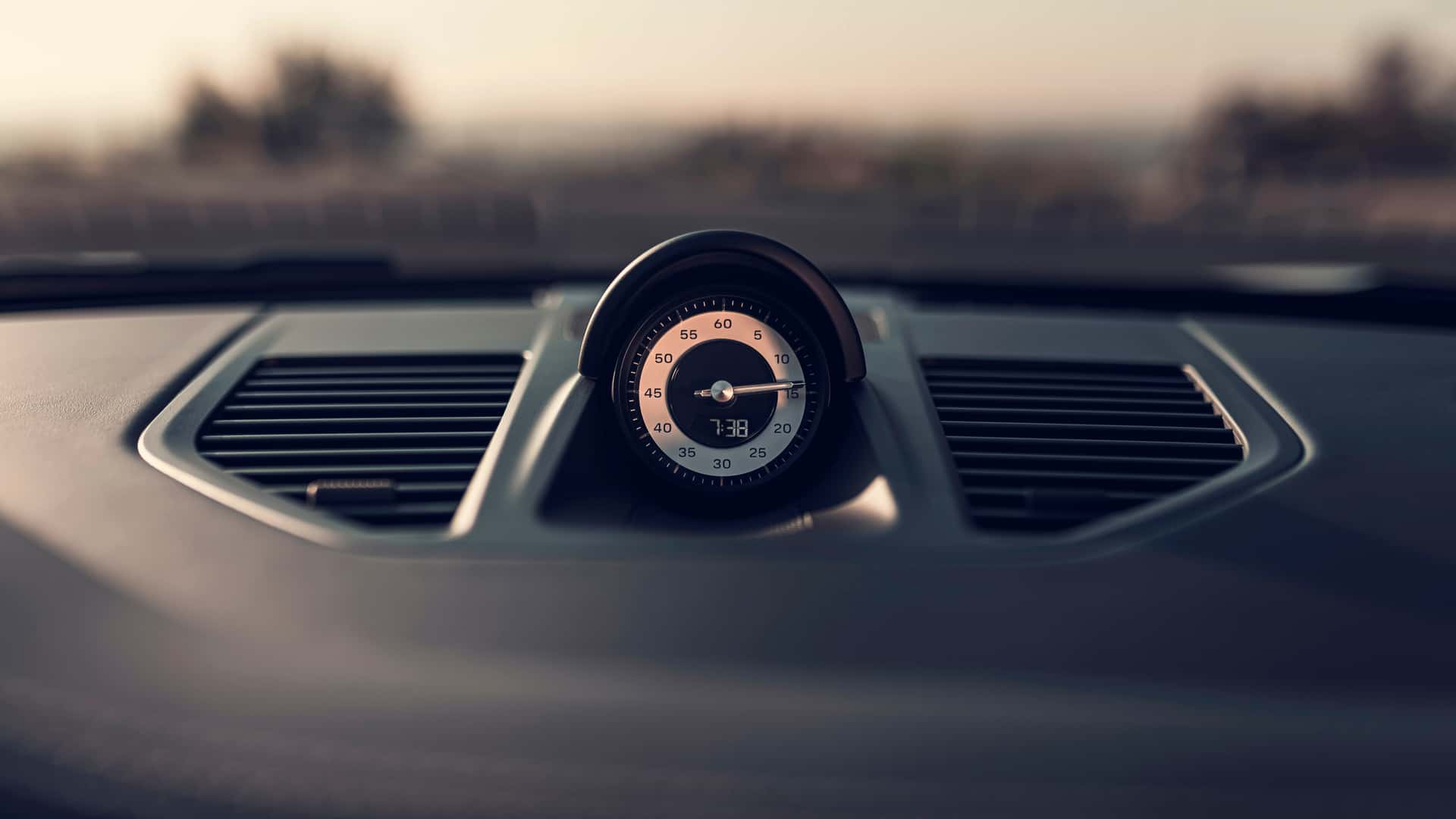 Фото задньої частини Porsche 911 Carrera S з розеткою
