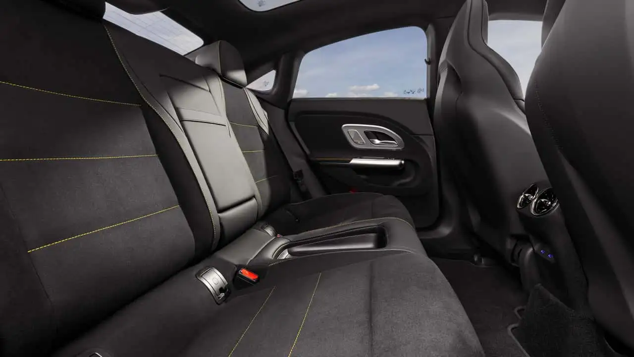 Салон Mercedes-AMG CLA 45 - подсветка панели приборов