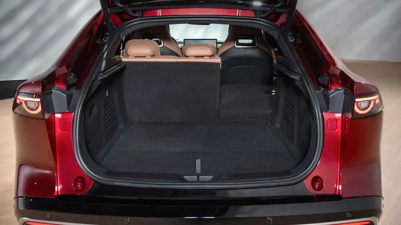 Підсвітка салону Mazda 6e