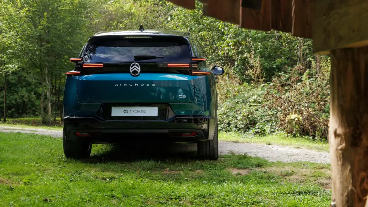 Citroen C5 Aircross Emeraude на парковці
