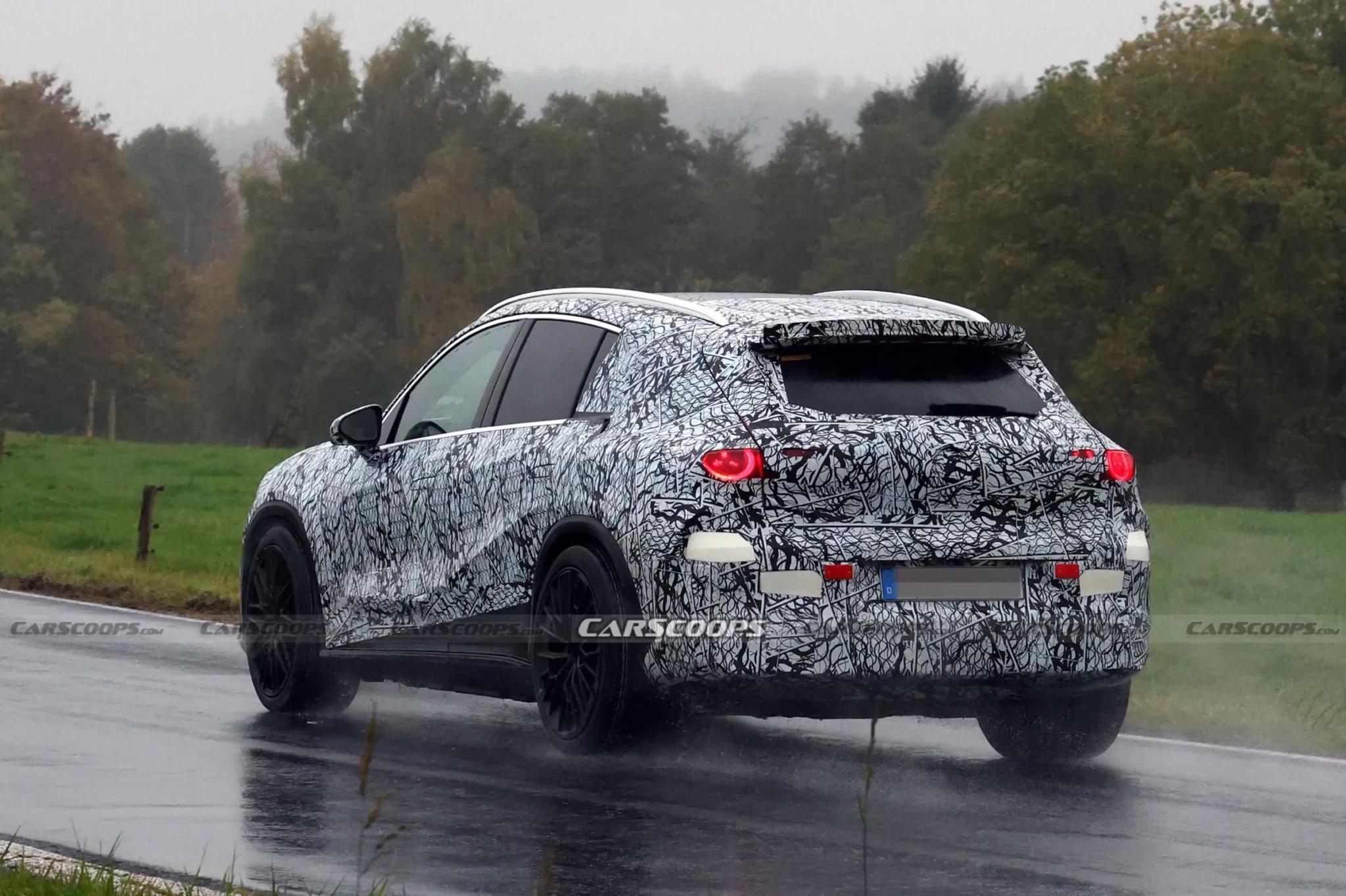 Динамичный кроссовер Mercedes-AMG во время тестирования