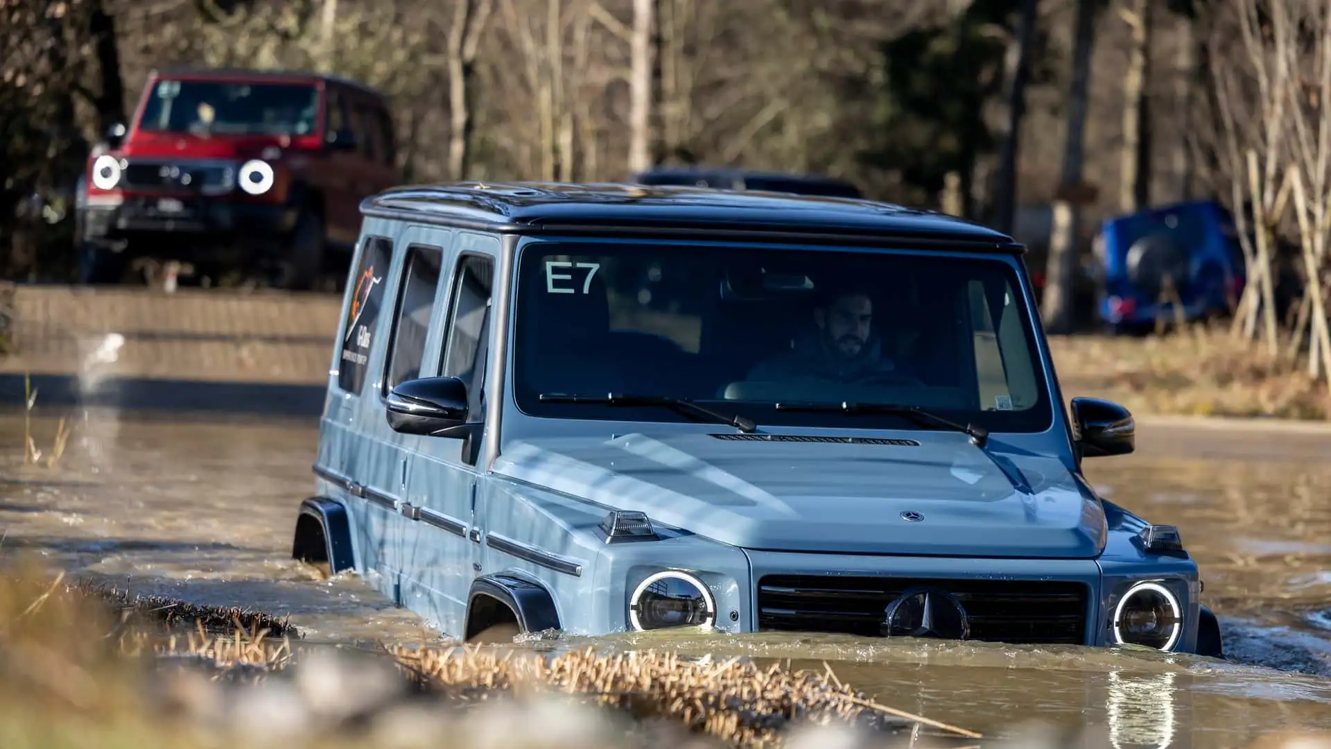 Зображення позашляховика на воді