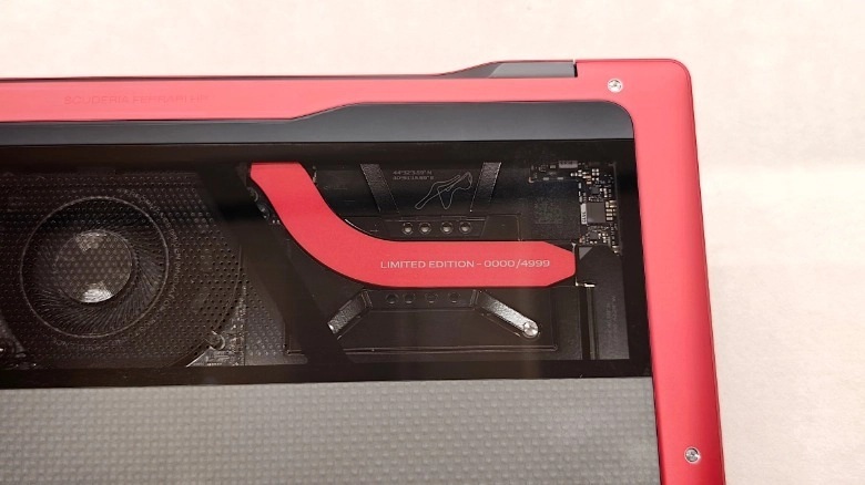 La base en fibre de carbone avec sa fenêtre en verre Gorilla Glass révélant le système de refroidissement.