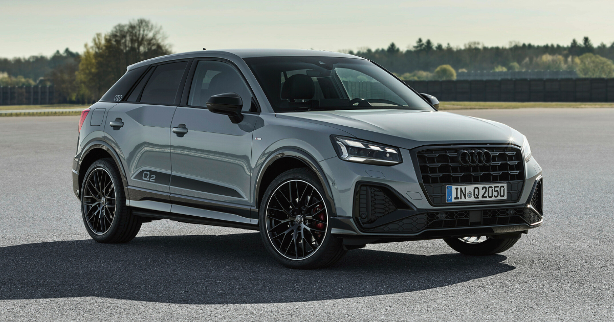 Audi Q2 в серебристом цвете на дороге