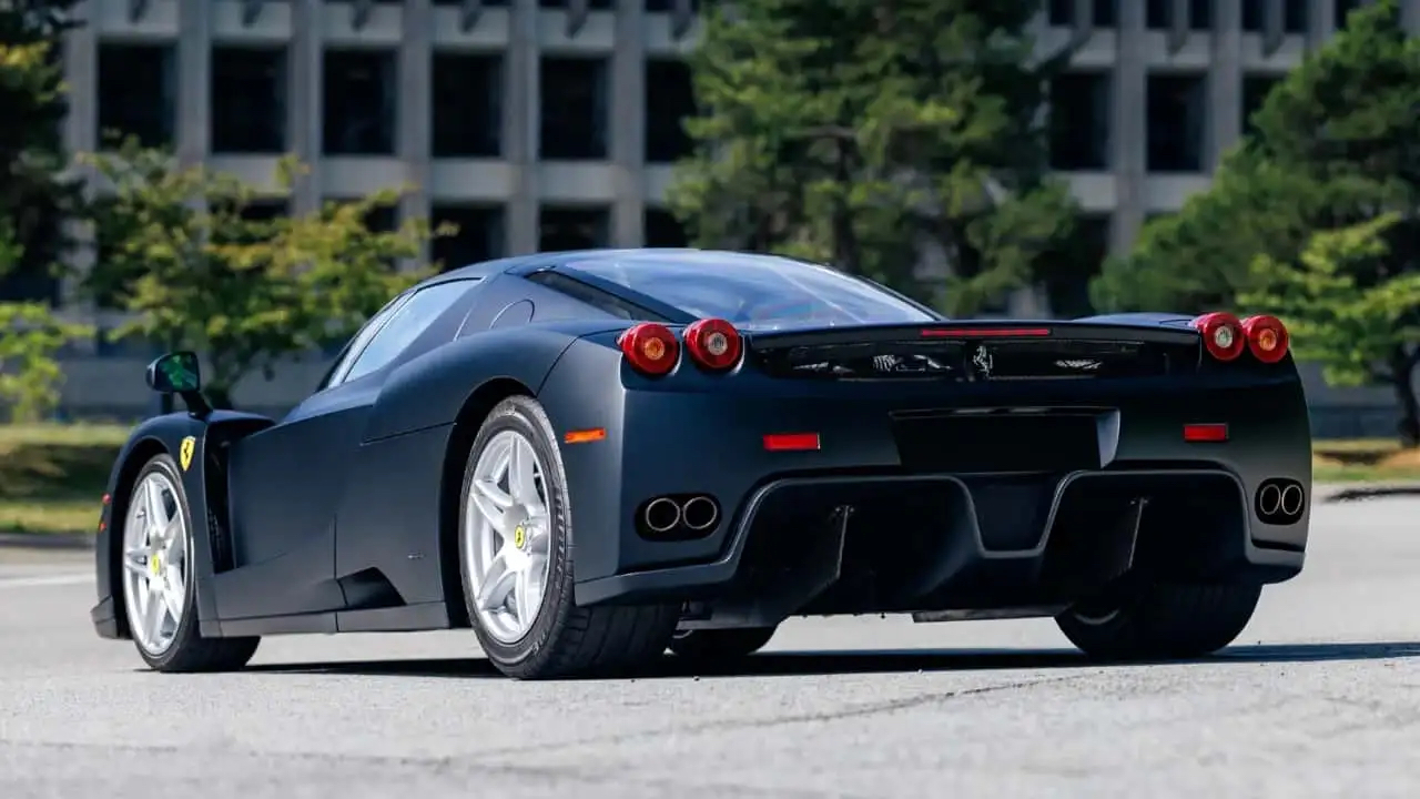 Ferrari Enzo матовий під відкритим небом