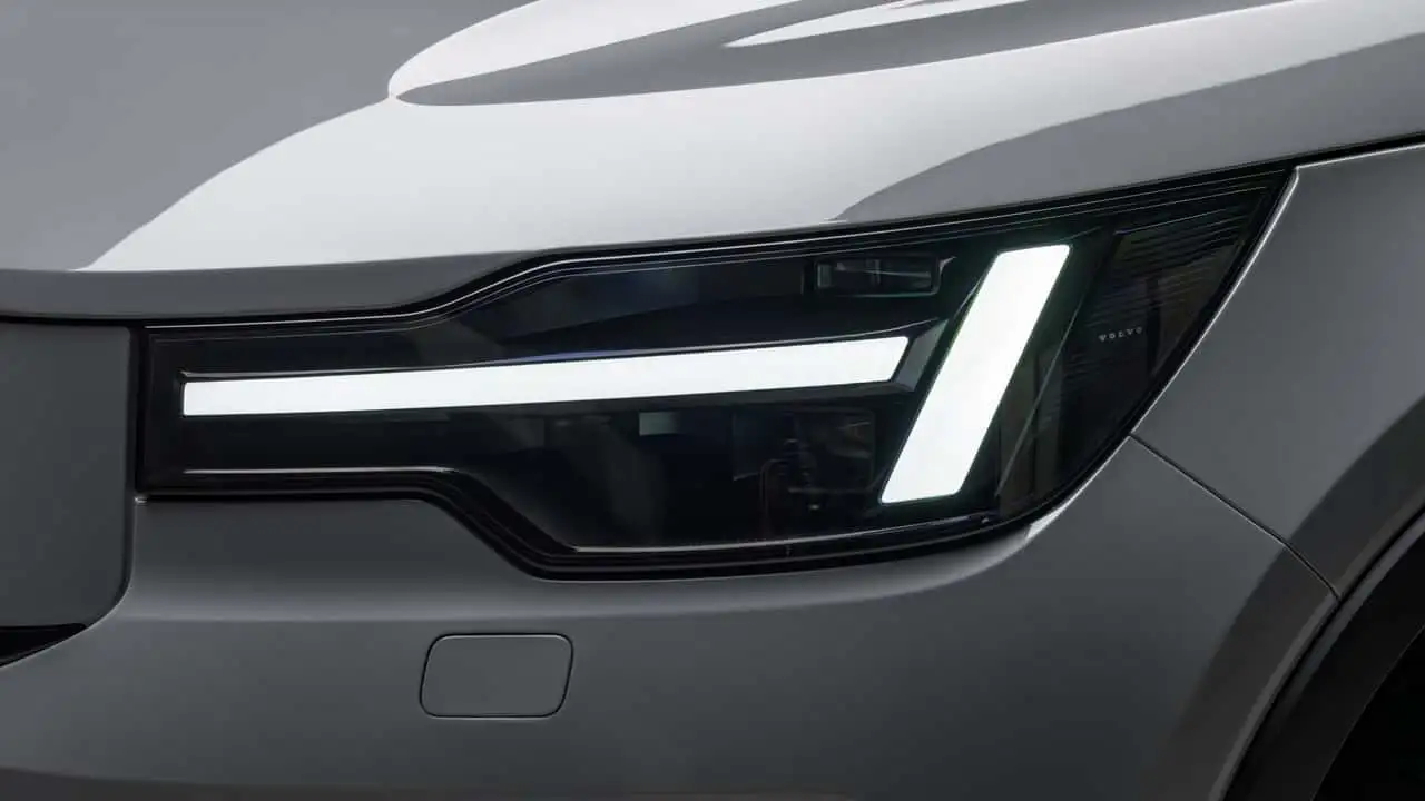 Передний бампер Volvo EX40