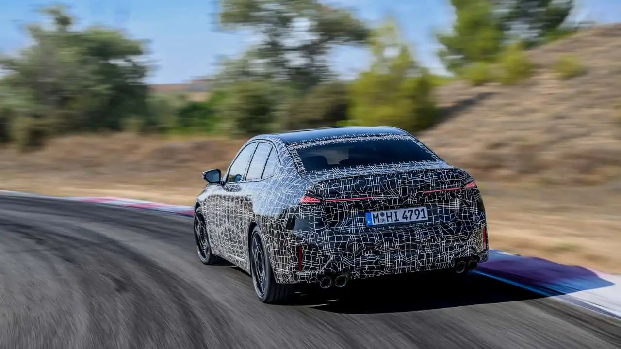 Камуфльований седан BMW M350 xDrive під час динамічних випробувань 17