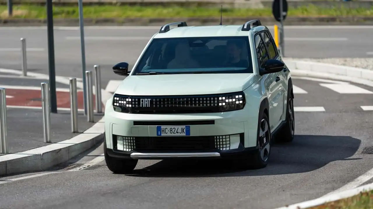 Задній бампер Fiat Pandina Hybrid