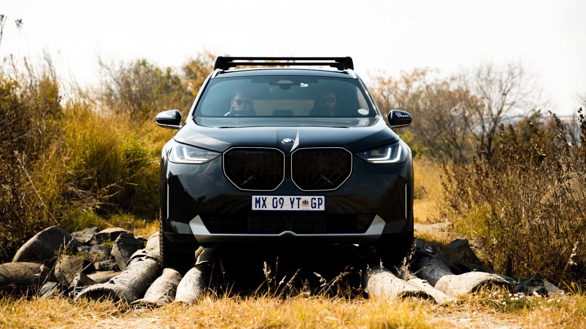 Вид на кроссовер при преодолении препятствий. Фото: BMW
