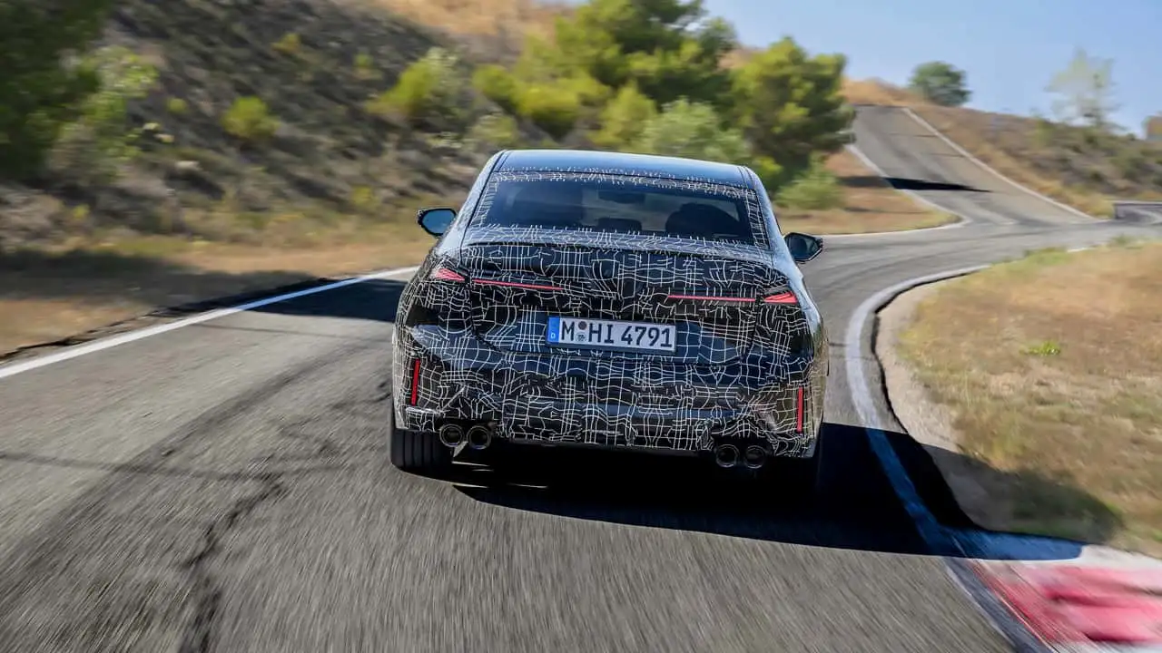 Камуфльований седан BMW M350 xDrive під час динамічних випробувань 18