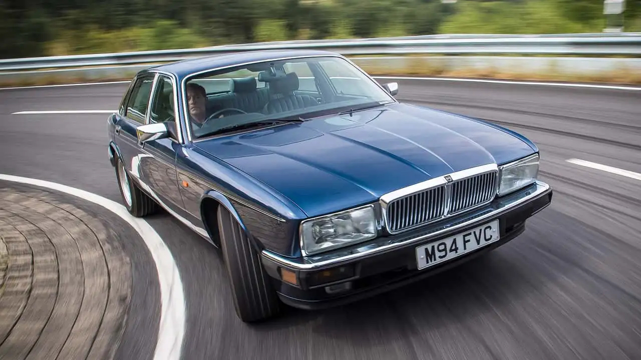 Jaguar XJ40 у міському пейзажі