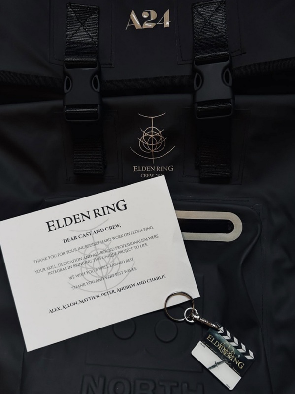 Фото сувениров и открытки со словами благодарности от режиссера и сценариста Алекса Гарленда