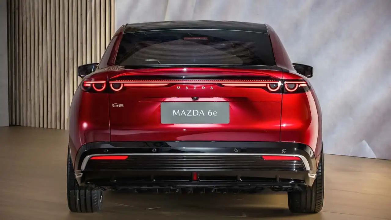 Вигляд Mazda 6e спереду