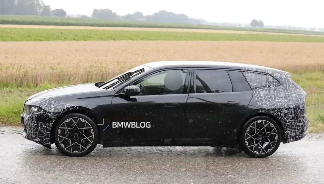 Світло-сірий прототип BMW i3 Touring на дорожніх випробуваннях