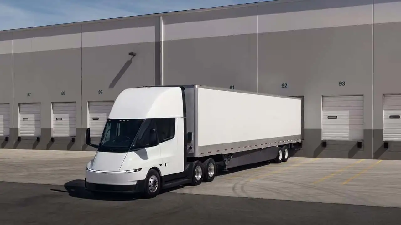 Tesla Semi сзади