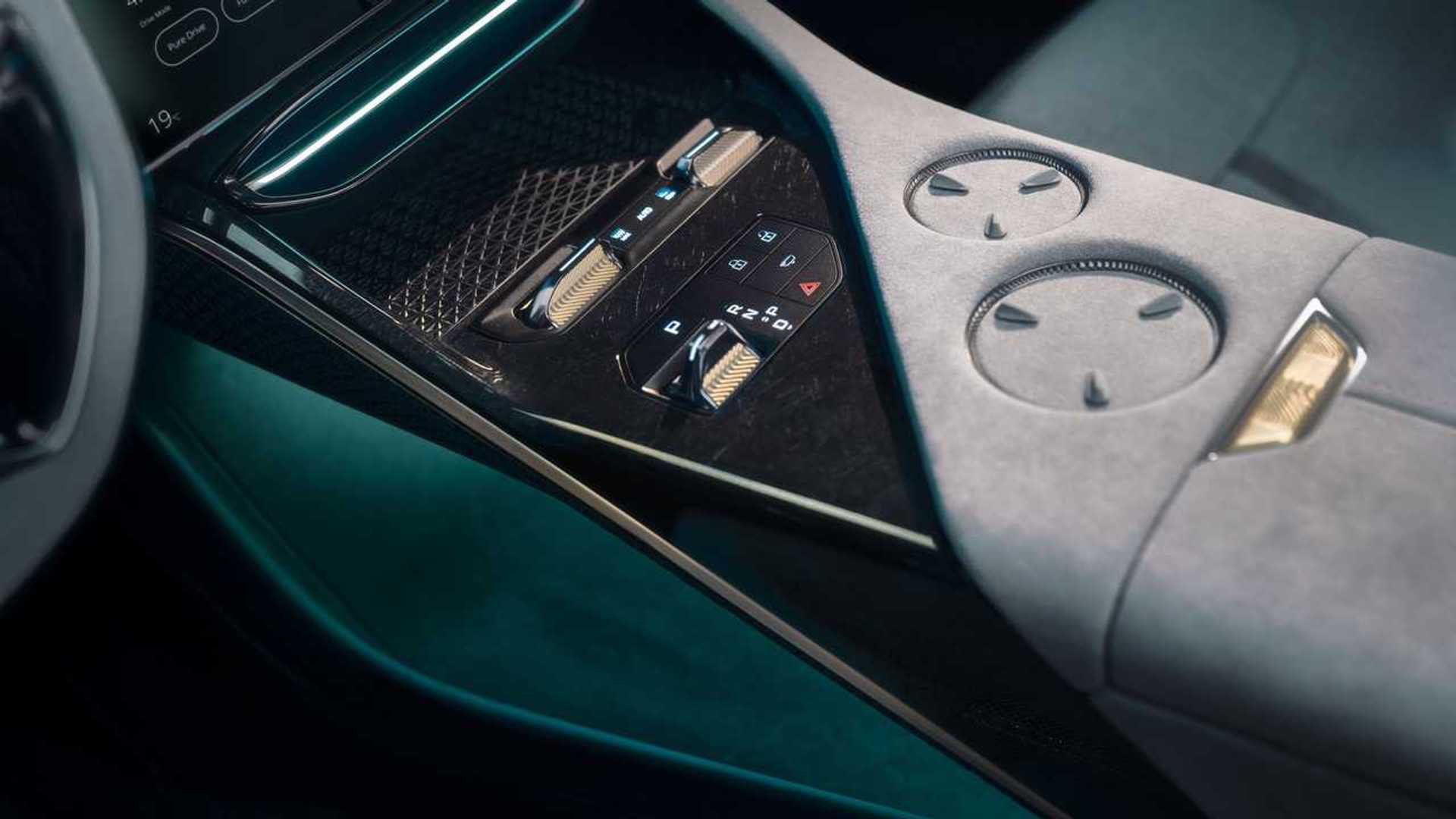 Атмосфера салону Lotus Eletre