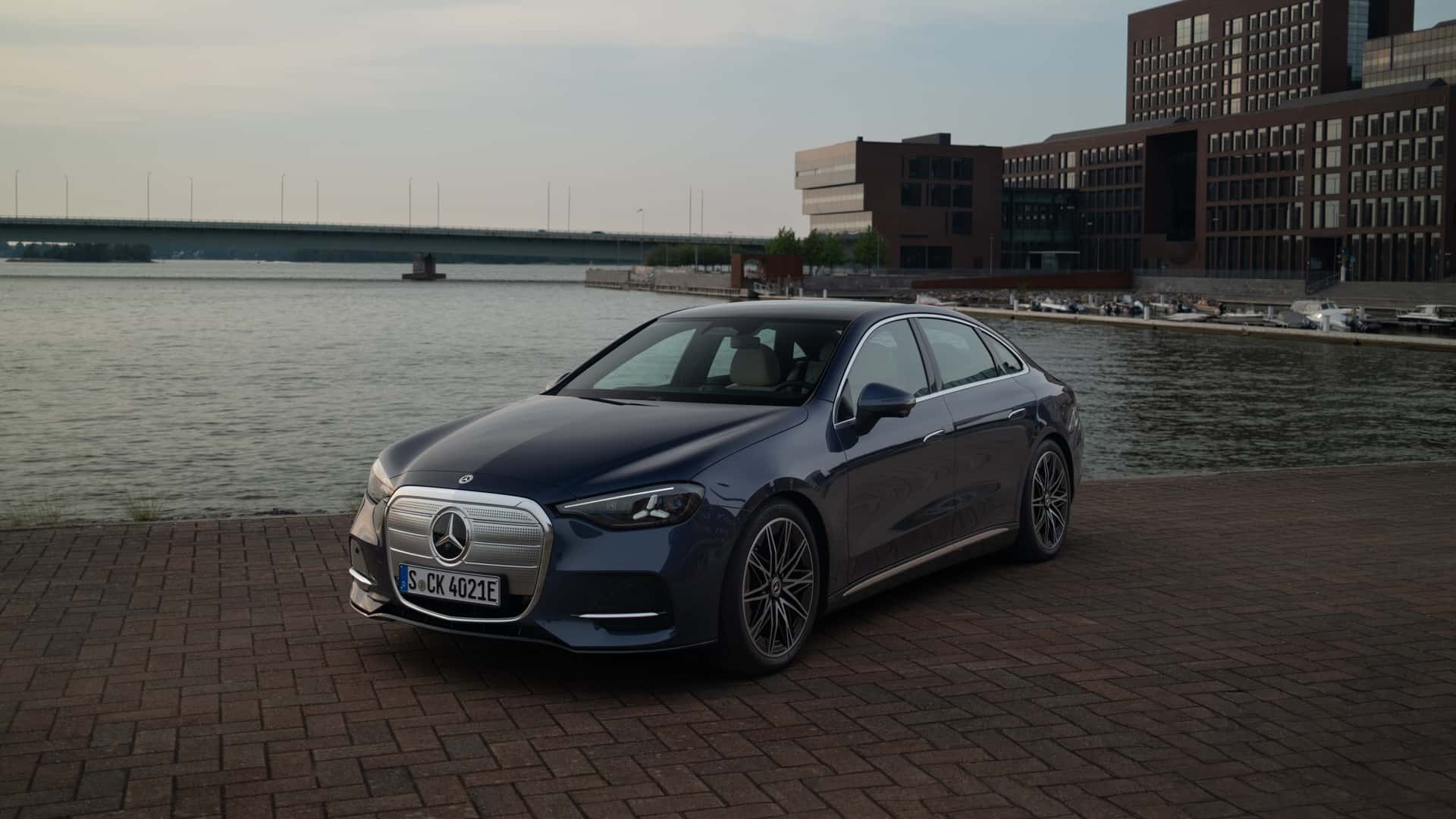 Бортова панель Mercedes-Benz C-Class з дисплеями