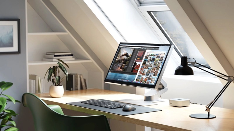 L'Aspekt Touch 27" d'Alogic en coloris Space Black, avec le pied Omni Fold intégrant un emplacement pour Mac mini.
