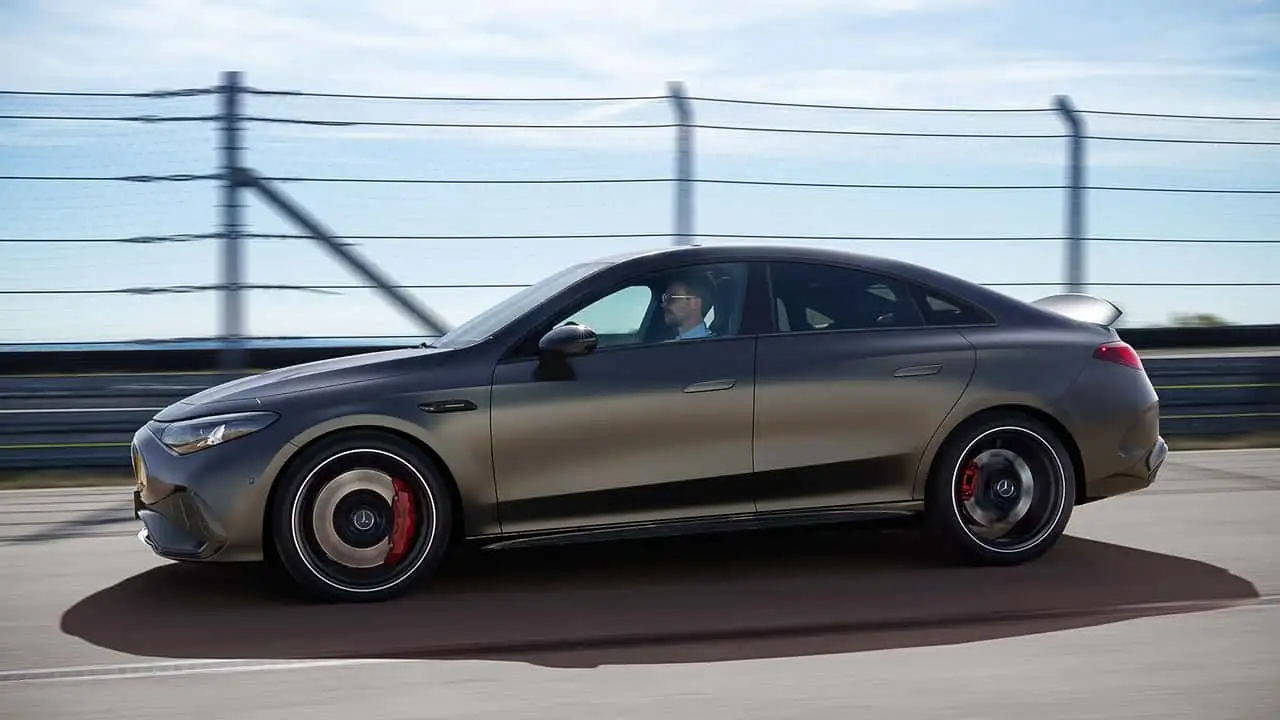 Электрический седан Mercedes-AMG CLA 45 - боковой вид на трассе
